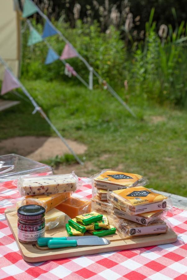 Lloyds Meadow Glamping Hotel Chester Buitenkant foto